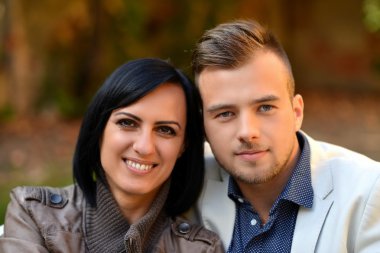 Açık havada aşık genç bir çift