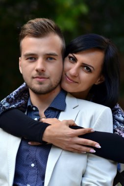 Açık havada aşık genç bir çift