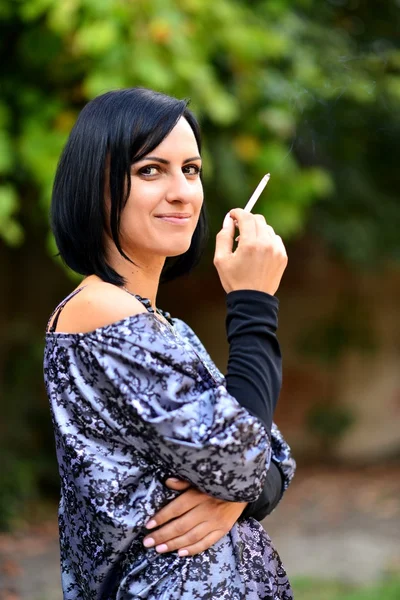 Vacker dam med cigarett — Stockfoto