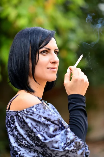 Vacker dam med cigarett — Stockfoto