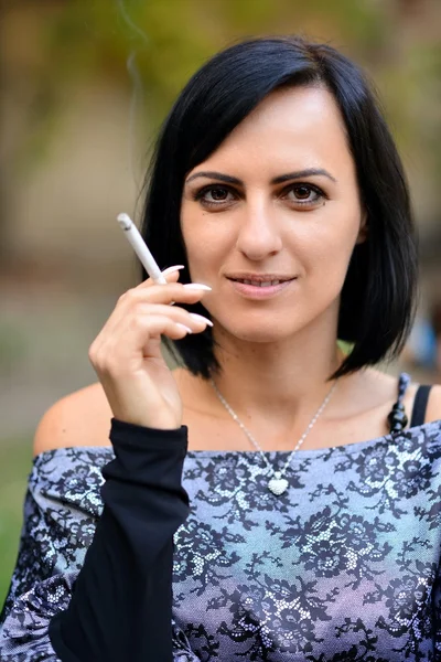 香烟的美丽女人 — 图库照片