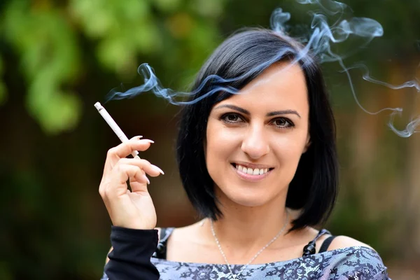 Vacker dam med cigarett — Stockfoto