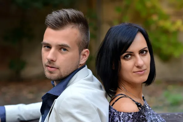 Jeune couple amoureux en plein air — Photo