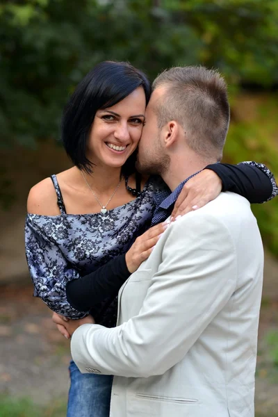 Jovem casal apaixonado ao ar livre — Fotografia de Stock