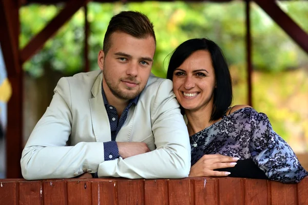 Jovem casal apaixonado ao ar livre — Fotografia de Stock