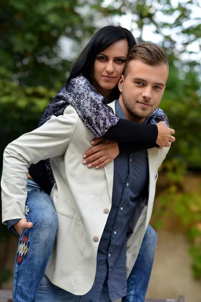 Jovem casal apaixonado ao ar livre — Fotografia de Stock