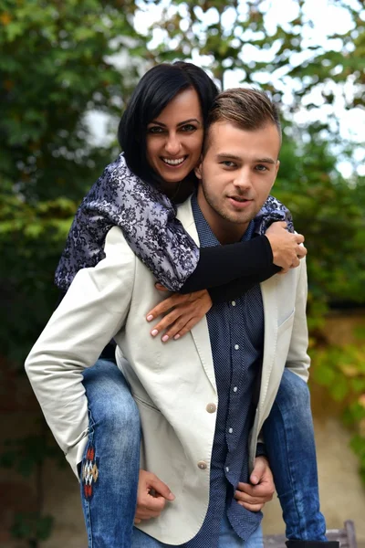 Jovem casal apaixonado ao ar livre — Fotografia de Stock