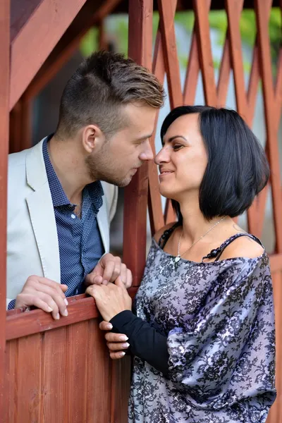 Jovem casal apaixonado ao ar livre — Fotografia de Stock