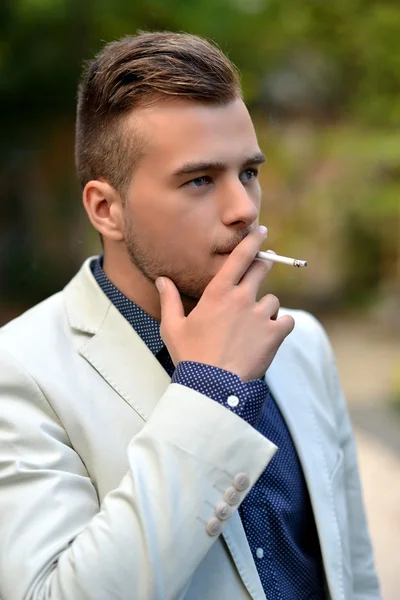 Homme fumant une cigarette — Photo