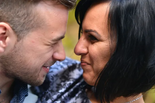 Jeune couple amoureux en plein air — Photo