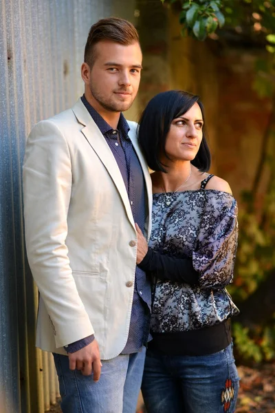 Jeune couple amoureux en plein air — Photo