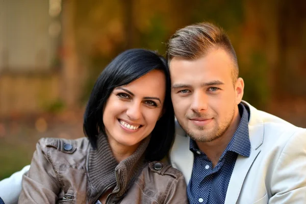 Jeune couple amoureux en plein air — Photo