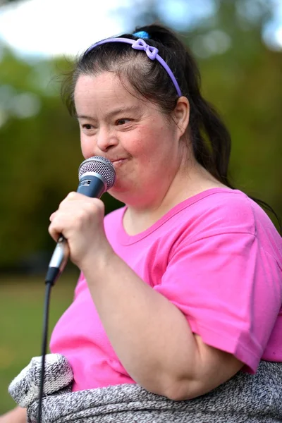 Kvinna med Downs syndrom — Stockfoto