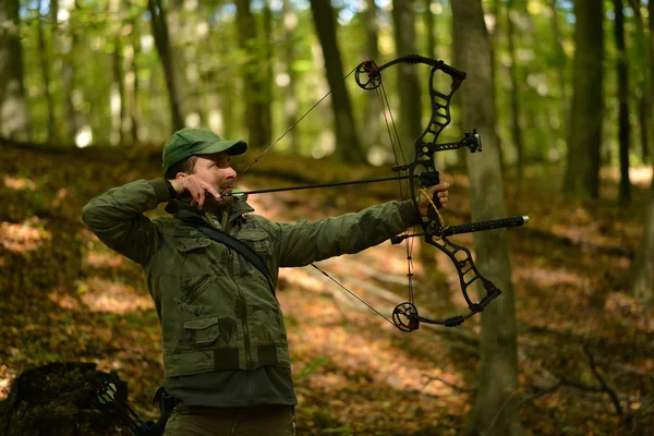 Archer treinando com o arco — Fotografia de Stock