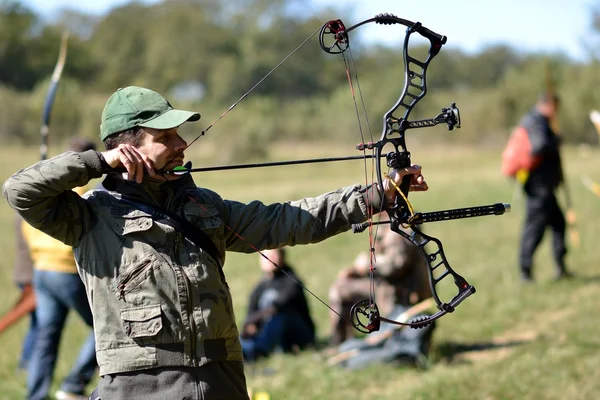 Archer training with the bow — Stock Photo, Image