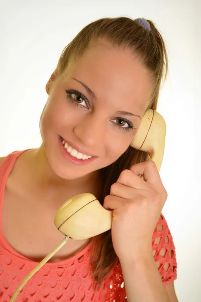 La joven está hablando con alguien por teléfono. — Foto de Stock