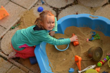 küçük kız oynamaya