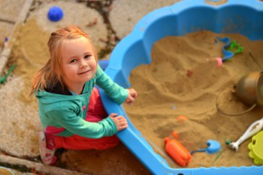 küçük kız oynamaya