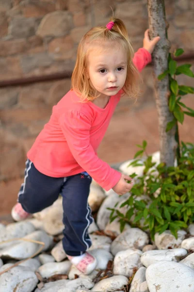 Joyeux bébé jouant en plein air — Photo