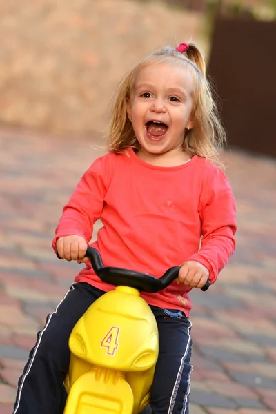 Baby rijden fiets — Stockfoto