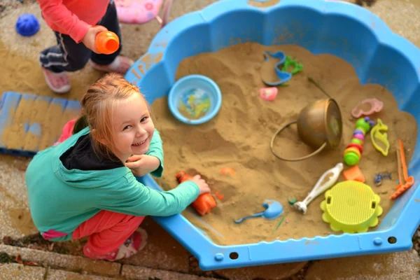 Klein meisje spelen — Stockfoto