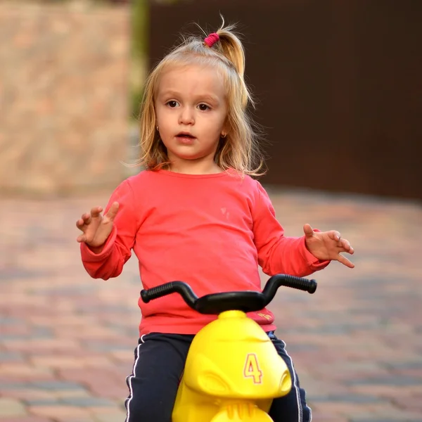 Barn ridning cykel — Stockfoto