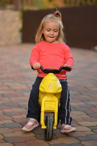 Montar bicicleta de bebé — Zdjęcie stockowe