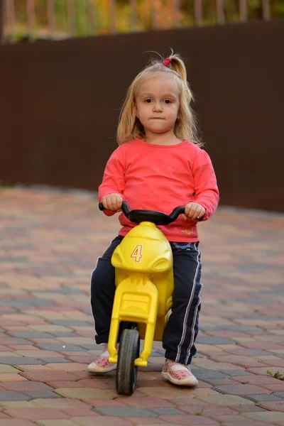 Bebê andar de bicicleta — Fotografia de Stock