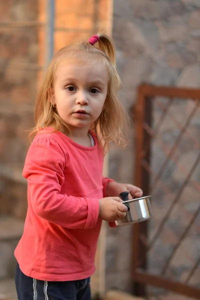 Feliz bebê jogando ao ar livre — Fotografia de Stock