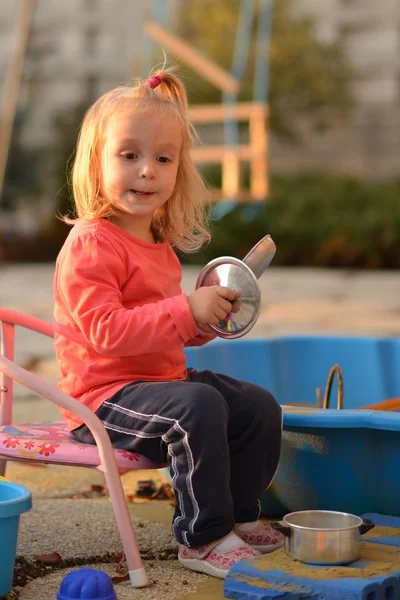 Gelukkig baby spelen buiten — Stockfoto