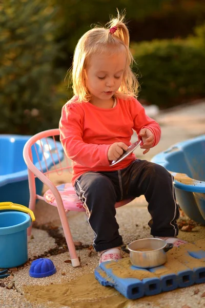 Feliz bebê jogando ao ar livre — Fotografia de Stock