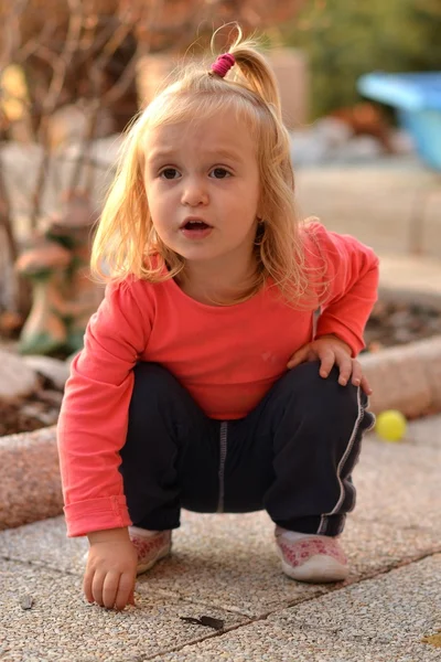 Joyeux bébé jouant en plein air — Photo