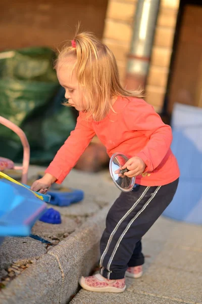 Šťastné dítě hrát venkovní — Stock fotografie