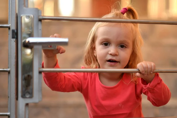 Gelukkig baby spelen buiten — Stockfoto