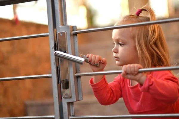 Joyeux bébé jouant en plein air — Photo