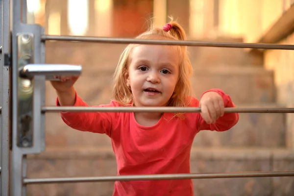 Glückliches Baby spielt im Freien — Stockfoto