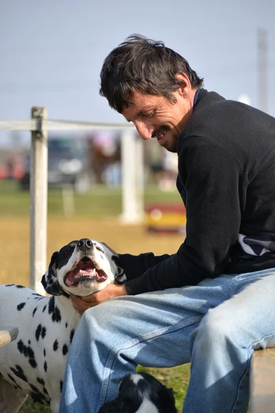 Homme avec son chien de compagnie — Photo