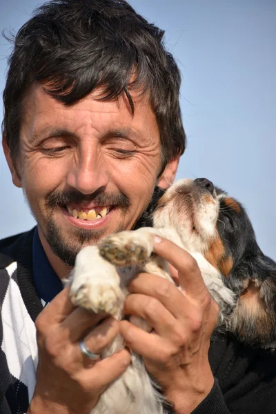 Mann mit seinem Hund — Stockfoto