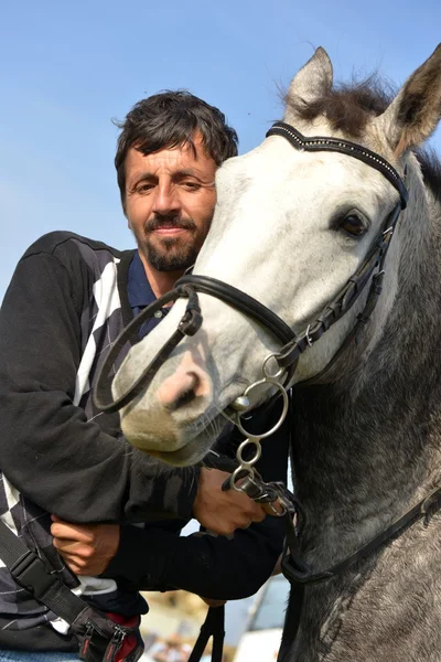 Vacker leende man med häst — Stockfoto