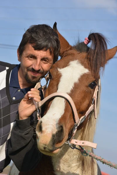 Schöner lächelnder Mann mit Pferd — Stockfoto