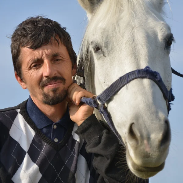 Schöner lächelnder Mann mit Pferd — Stockfoto