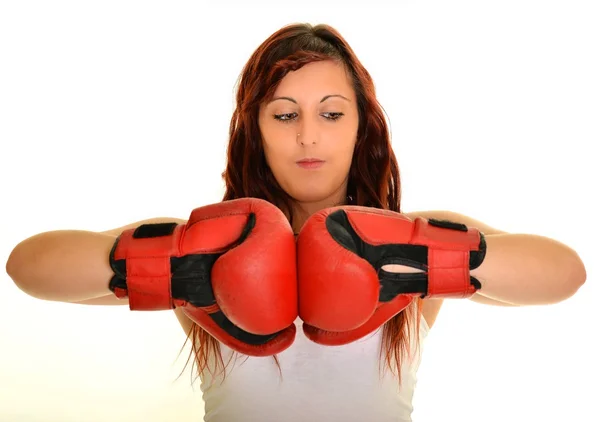 Sport giovane donna in guanti da boxe — Foto Stock