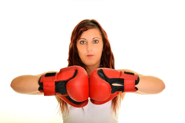 Mujer joven deportiva en guantes de boxeo — Foto de Stock