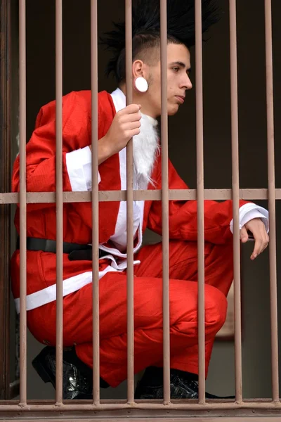 Noel Baba hapiste parmaklıklar arkasında olduğunu. — Stok fotoğraf