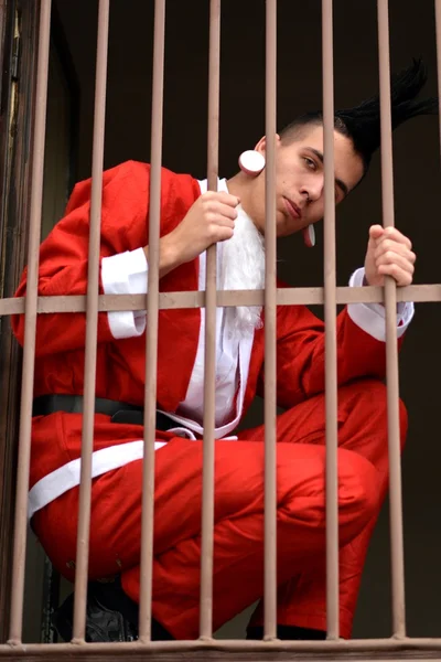 圣诞老人是在监狱的铁窗 — 图库照片