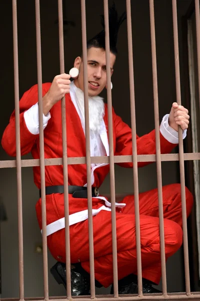 Santa claus is achter de tralies in de gevangenis — Stockfoto