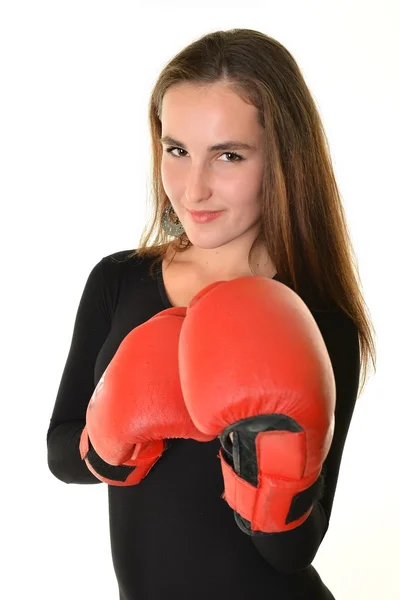 ボクシンググローブを着た若い女性が — ストック写真
