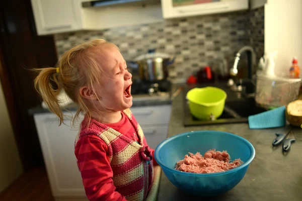Gadis kecil memasak — Stok Foto