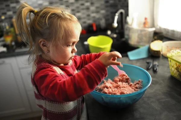 Klein meisje koken — Stockfoto