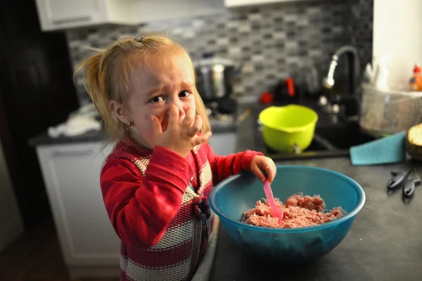 Kislány főzés — Stock Fotó